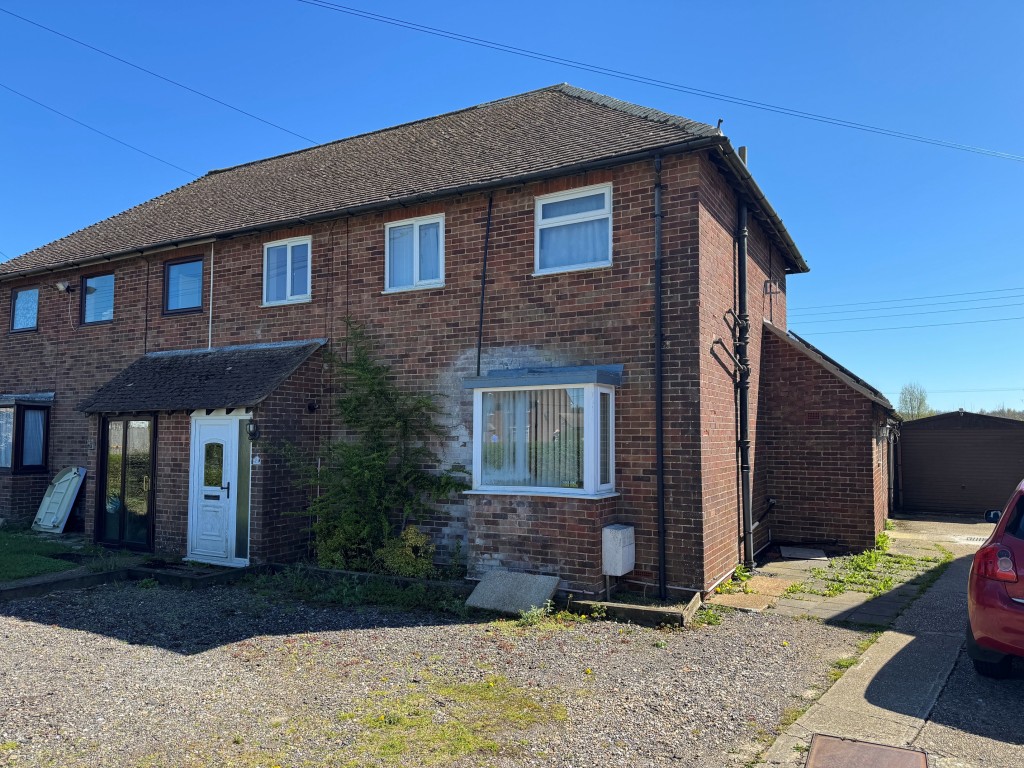 Lot: 127 - SEMI-DETACHED HOUSE IN NEED OF TOTAL REFURBISHMENT - Front of property